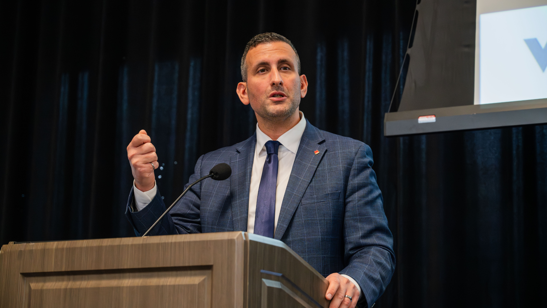 Raed Kadri delivering a speech at CHARGING AHEAD